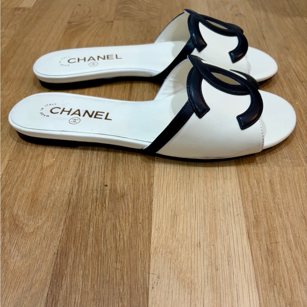 CHANEL White and Black CC Slide Sandals size 38 - Picture 4 of 7